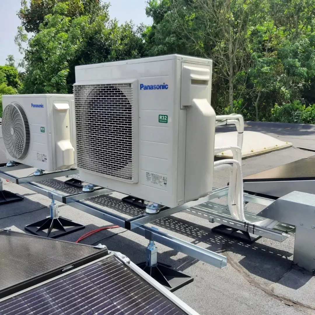 HVAC-buitenunits op het dak van een radiologisch centrum in Strombeek-Bever