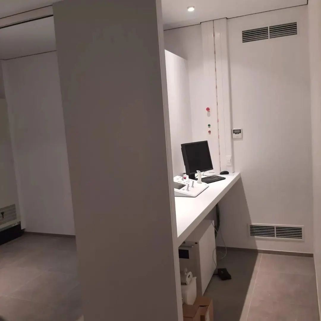 Buitenunits van een HVAC-installatie op een plat dak