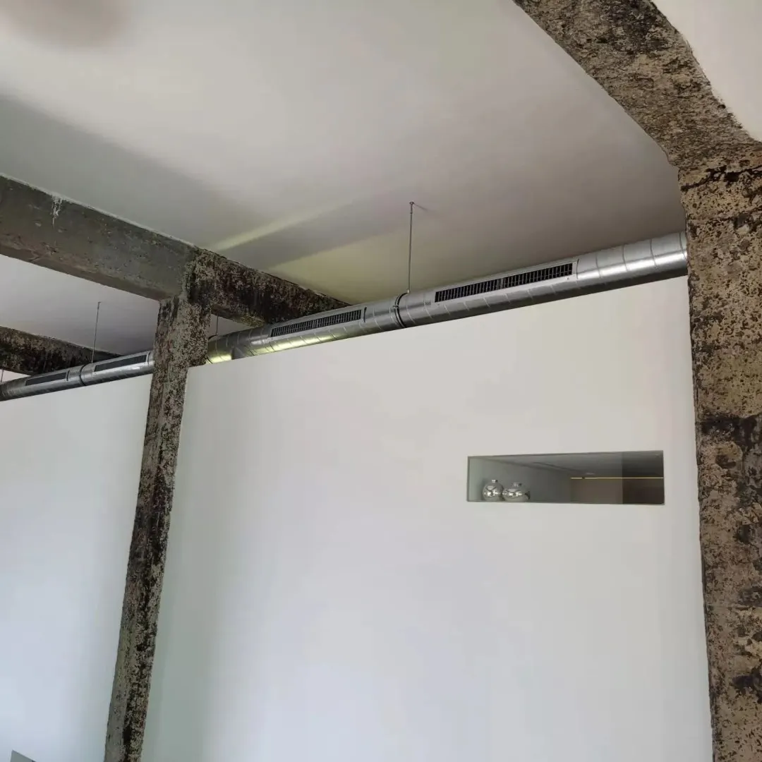 Airco-integratie met zichtbaar kanaalwerk in een loft in Merchtem
